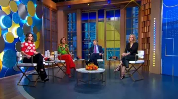 Suéter bordado en rosa Tory Burch usado por Rebecca Jarvis como se ve en Good Morning America el 30 de marzo de 2023