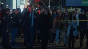 Abrigo Mackage Nori usado por María Báez (Marisa Ramírez) como se ve en Blue Bloods (S13E16)