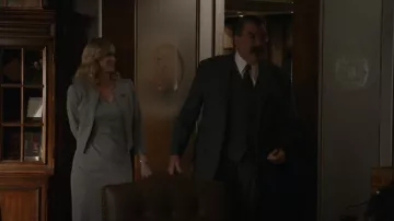 Ted Baker Michahd Vestido usado por Abigail Baker (Abigail Hawk) como se ve en Blue Bloods (S13E16)