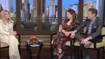 Rixo Juliette Ruffled Printed Crepe Midi Vestido usado por Katie Lowes como se ve en LIVE con Kelly y Ryan el 30 de marzo de 2023