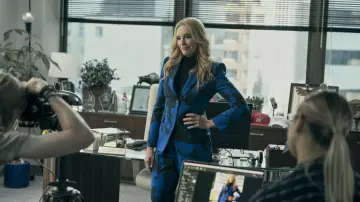 Alexander McQueen Graffiti Costume bleu et noir porté par la mairesse Margot Cleary-Lopez (Toni Collette) comme on le voit dans la garde-robe de la série télévisée The Power (saison 1)