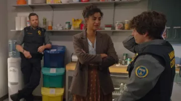 Madewell Caldwell Blazer de doble pecho en Hedden Plaid usado por Emily Price (Vella Lovell) como se ve en Animal Control (S01E07)