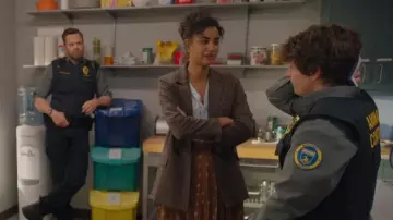 Blazer à double poitrine Madewell Caldwell en plaid Hedden porté par Emily Price (Vella Lovell) vu dans Animal Control (S01E07)