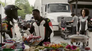Alpinestars Atem Costume de moto en cuir une pièce porté par Kevin Hart (Kevin Hart) comme on le voit dans Die Hart (S02E04)