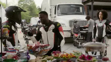 Alpinestars Atem Traje de motocicleta de cuero de una pieza usado por Kevin Hart (Kevin Hart) como se ve en Die Hart (S02E04)