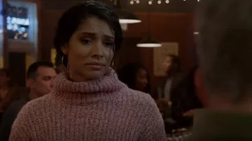 Point Marled Boxy Turtleneck porté par Stella Kidd (Miranda Rae Mayo) vu dans Chicago Fire (S11E17)