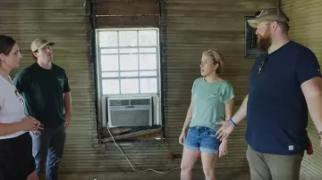 Sonoma Goods For Life High Rise 5" Denim Shorts worn by Erin Napier as seen in Home Town (S07E14)