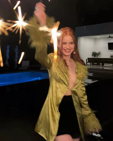 Veste Marla en olive portée par Madelaine Petsch sur le compte Instagram @madelame