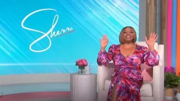 Robe midi à col V à imprimé rose portée par Sherri Shepherd vue dans Sherri le 30 mars 2023