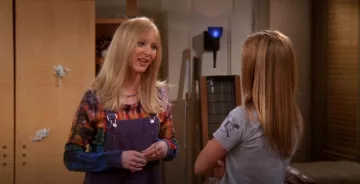 Top vintage des années 90 porté par Phoebe Buffay (Lisa Kudrow) vu dans Friends (S06E18)