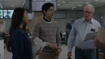 Pull tricoté à motifs sélectionné porté par Gabriel Martin (Pablo Castelblanco) vu dans Alaska Daily (S01E11)