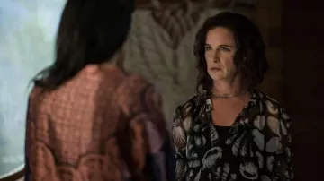 Alexander McQueen Seashell Blusa estampada usada por Natalie (Juliette Lewis) como se ve en Yellowjackets (S02E02)