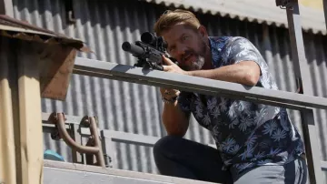 Chemise hawaïenne Faherty Floral portée par Rick (Zachary Knighton) comme on le voit dans Magnum P.I. (S05E08)