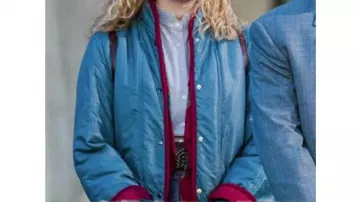Veste matelassée bleue portée par Sasha (Sofya Lebedeva) dans le film Tetris