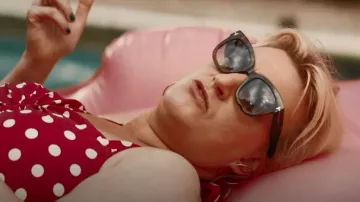 Gafas de sol Tom Ford Beatrix usadas por Costello (Daisy May Cooper) como se ve en Rain Dogs (S01E04)