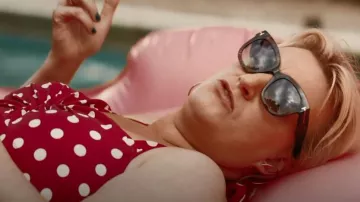 Maillot de bain à pois Modcloth porté par Costello (Daisy May Cooper) vu dans Rain Dogs (S01E04)