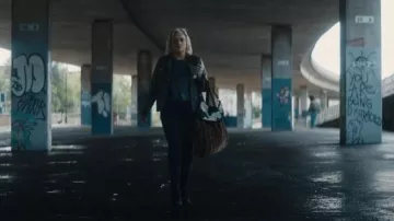 Sac à bandoulière en cuir Topshop Sailor Cow Print en Multi porté par Costello (Daisy May Cooper) vu dans Rain Dogs (S01E05)