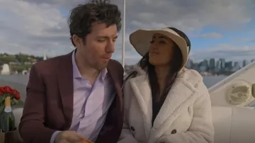 Manteau en peluche long Ugg Gertrude porté par Bliss Poureetezadi vu dans Love Is Blind (S04E07)
