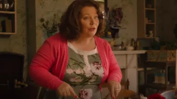 Hearts & Roses London Mix Floral Hepburn Dress In Grey usado por Ma Larkin (Joanna Scanlan) como se ve en The Larkins (S02E03)