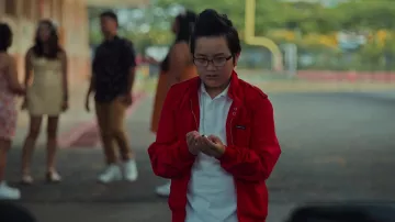 Chaqueta MIconic Racer en rojo usada por Brian Patrick Kamealoha (Wes Tian) como se ve en Doogie Kamealoha, M.D. (S02E05)