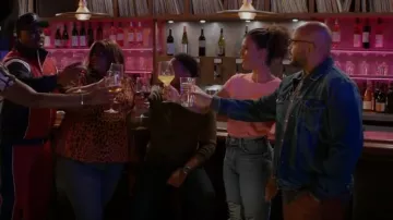 Madre The Lil' Goodie Goodie Recortado Tee usada por Fay (Grasie Mercedes) como se ve en Grand Crew (S02E05)