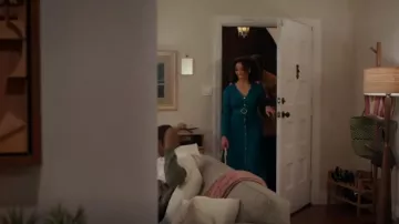 Guess Marciano Teal Diletta Rib Knit Midi Vestido usado por Simone (Ashleigh Morghan) como se ve en Grand Crew (S02E05)