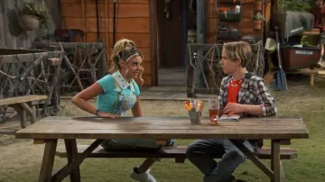 Ash Moby Studs portés par Destiny Baker (Mallory James Mahoney) comme on le voit dans BUNK’D (S06E21)