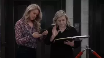 Camisa estampada Guess Clouis Sheer usada por Felicia Scorpio (Kristina Wagner) vista en el Hospital General el 31 de marzo de 2023