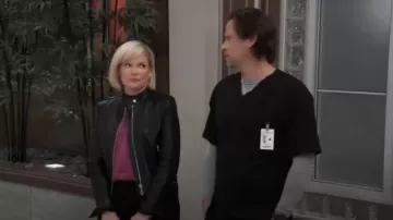 Veste de récolte en cuir extensible Theory portée par Ava Jerome (Maura West) vue à l’hôpital général le 31 mars 2023