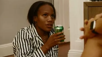 OLIVIA VON HALLE Conjunto de pijamas Lila a rayas de seda usado por Gabby Prescod visto en Summer House (S07E08)