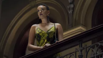 Allsaints Vestido de seda estampado en amarillo usado por Genevieve (Britne Oldford) como se ve en Dead Ringers (Temporada 1)