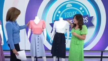 DKNY Robe en mousseline imprimée à col en V à volants portée par Adrianna Barrionuevo comme on le voit dans Aujourd’hui le 4 avril 2023