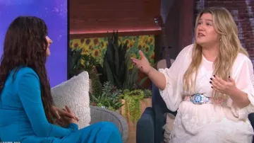 Cinturón de cuero con estampado floral de Etro usado por Kelly Clarkson como se ve en The Kelly Clarkson Show el 29 de marzo de 2023