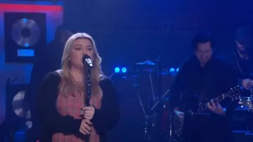 R13 Plaid Midi-Dress usado por Kelly Clarkson como se ve en The Kelly Clarkson Show el 30 de marzo de 2023