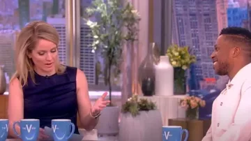 Alex Perry Tucked Satin Crepe Sleeveless Midi Dress usado por Sara Haines como se ve en The View el 4 de abril de 2023