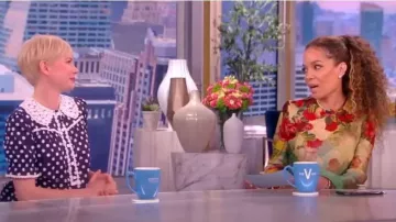 Mini vestido de algodón de algodón con adornos de lunares con adornos de encaje HVN Marie usado por Michelle Williams como se ve en The View el 4 de abril de 2023