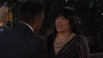 DKNY Robe crépon imprimée effet enveloppant portée par Paulina Price (Jackée Harry) vue dans Des jours et des vies le 5 avril 2023