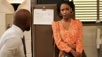 Bar III Blusa estampada naranja Top usada por Grace James (Karimah Westbrook) como se ve en el vestuario de todos los programas de televisión estadounidenses (Temporada 4 Episodio 12)
