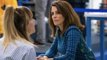 Suéter geométrico azul Tory Burch usado por Carol Atkinson (Alanna Ubach) como se ve en el vestuario del programa de televisión The Flight Attendant (Temporada 2 Episodio 5)
