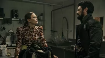 Sandro Floral chemisier porté par Little Nina (Katia Winter) comme on le voit dans les tenues de la série télévisée The Boys (saison 3 épisode 4)