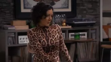 Shein Uni­ty Leop­ard Print Skin­ny Body­suit worn by Darlene Conner (Sara Gilbert) as seen in The Conners (S05E19)