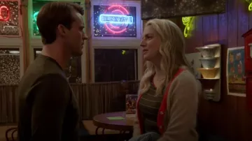 Anine Bing Mason Cardigan usado por Sylvie Brett (Kara Killmer) como se ve en Chicago Fire (S11E18)