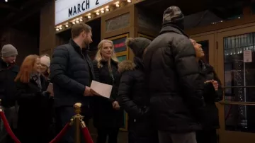 Tommy Hilfiger Down Quilted Puffer Parka Chaqueta Mujeres usadas por Sylvie Brett (Kara Killmer) como se ve en Chicago Fire (S11E18)