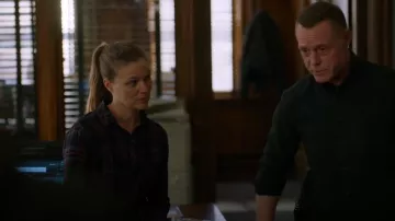 Rails Women's Size S Long Sleeve Button-Down Shirt usado por Hailey Upton (Tracy Spiridakos) como se ve en Chicago P.D. (S10E18)