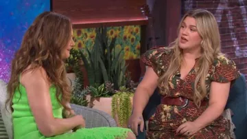 Ulla johnson Ottilie Tie-Waist Tiered Midi Dress portée par Kelly Clarkson comme vu dans The Kelly Clarkson Show le 5 avril 2023