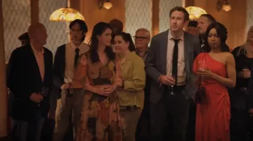 Hutch Geo Wrap Maxi Vestido usado por Nat (Mary Holland) como se ve en The Big Door Prize (S01E04)