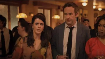 Kendra Scott Sophee Drop Aretes usados por Nat (Mary Holland) como se ve en The Big Door Prize (S01E04)