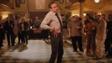 AG Jeans Tellis portés par Dusty (Chris O’Dowd) dans The Big Door Prize (S01E04)