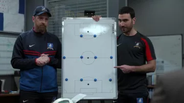 FORZA Goal Football Soccer Tactics Board utilisé par Roy Kent (Brett Goldstein) vu dans Ted Lasso (S03E04)