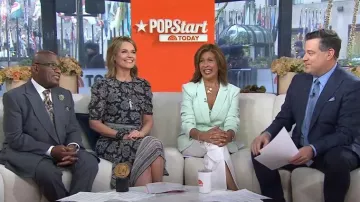 Veronica Beard Smita Pañuelo Floral Hem Vestido usado por Savannah Guthrie como se ve en Today on April 5, 2023